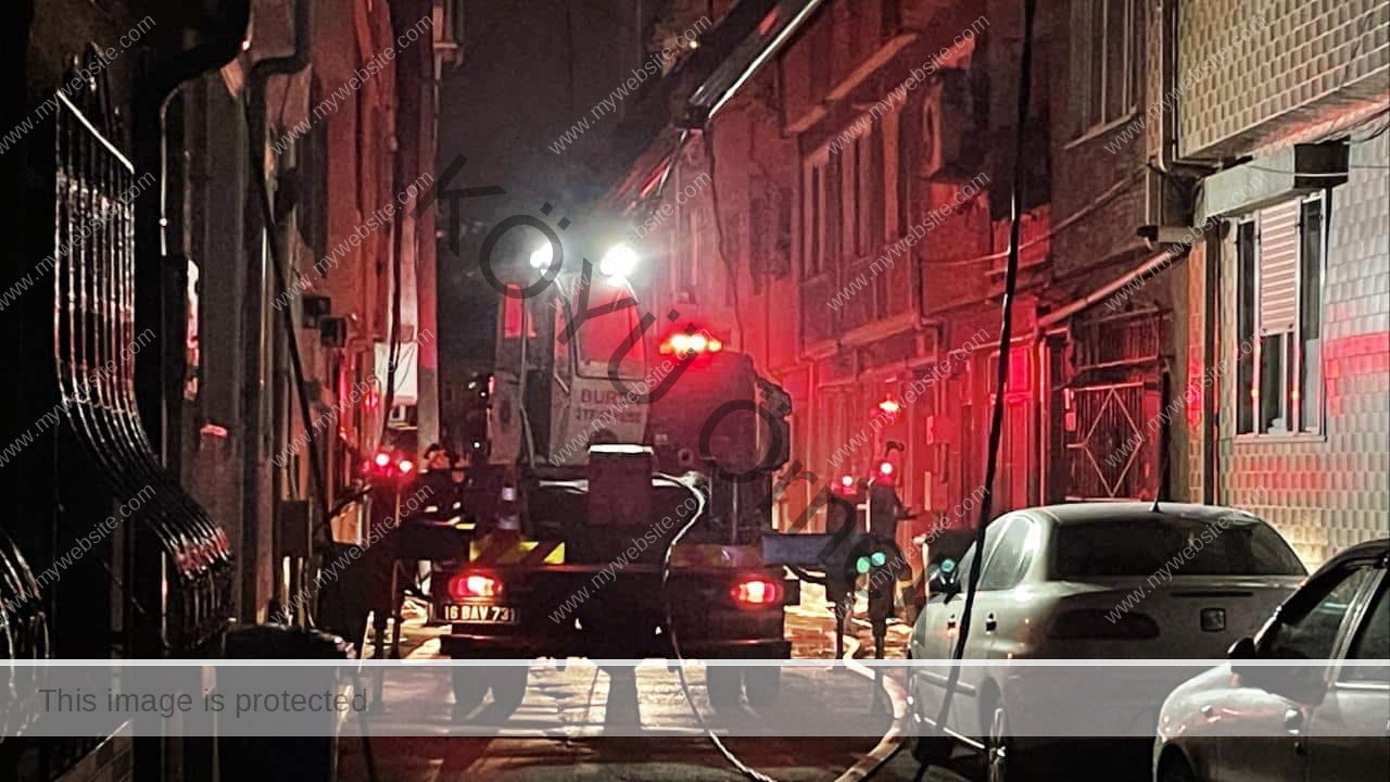 Bursa’da üç katlı evin çatısında yangın