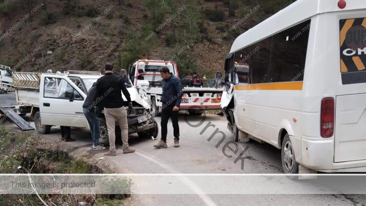 Öğrenci servisi ile kamyonet çarpıştı: 24 yaralı