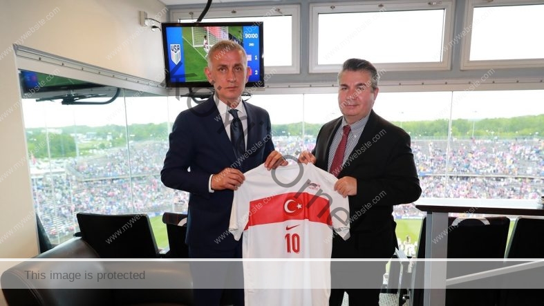 TFF Başkanı Hacıosmanoğlu’ndan Büyükelçi Önal’a forma hediyesi